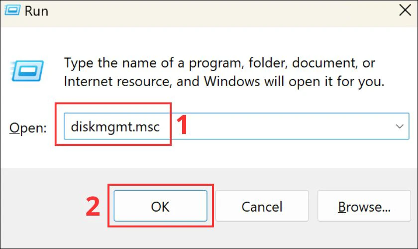 Mở Disk Management bằng cách nhấn tổ hợp phím Windows + R và nhập diskmgmt.msc