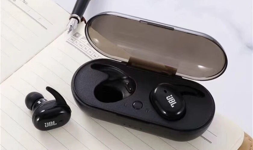 Thiết kế v&agrave; độ fit của tai nghe JBL TWS4