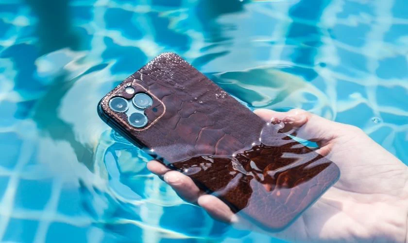 Kh&ocirc;ng n&ecirc;n mang iPhone đi bơi