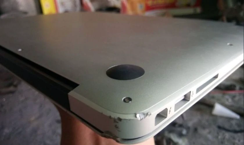 MacBook bị móp nhẹ ở góc, cạnh