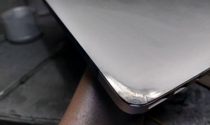 MacBook bị móp trung bình, kênh khung