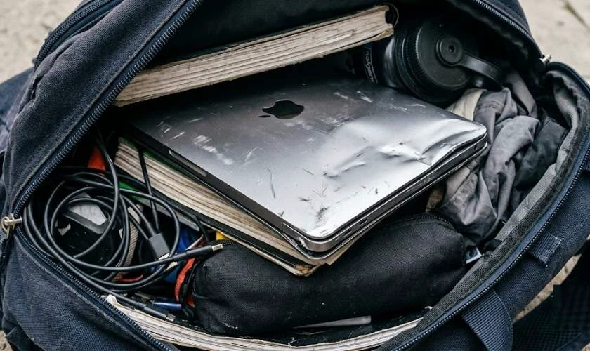 MacBook bị đè nén trong balo, túi xách