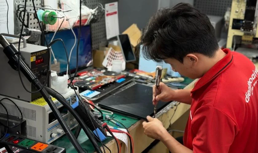 Đem máy đến cửa hàng sửa chữa uy tín