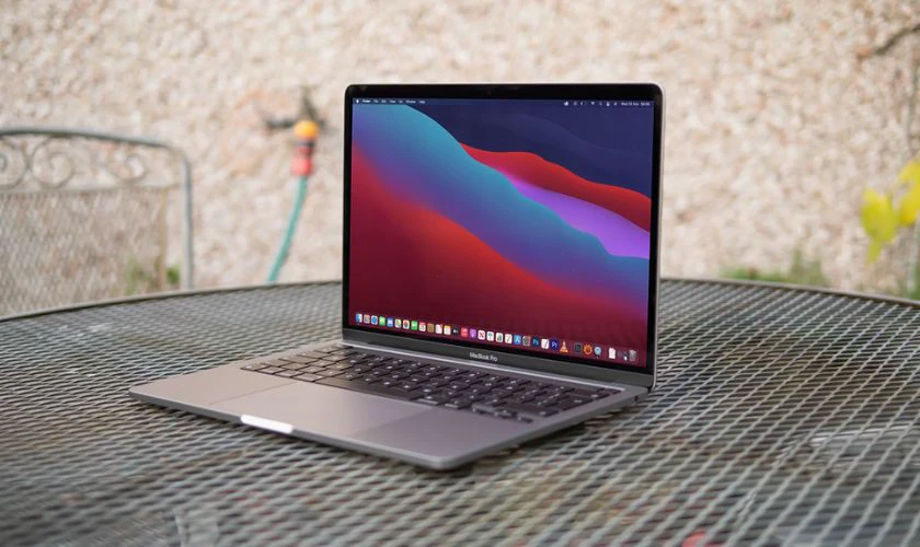 Mua MacBook Pro M1 cho sinh vi&ecirc;n