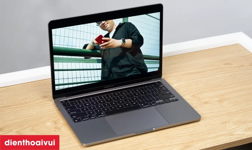 Thiết kế giữ nguy&ecirc;n, Touch Bar vẫn được y&ecirc;u th&iacute;ch