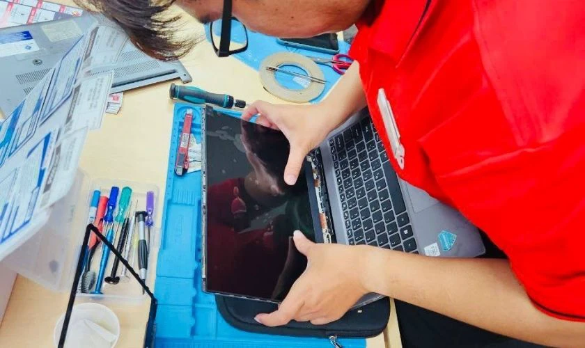 Sửa chữa lỗi màn hình dính sọc mưa ở đâu?