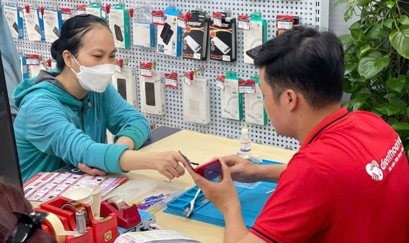 Mang điện thoại đến trung tâm sửa chữa uy tín