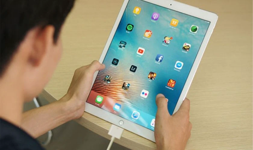 Sử dụng m&aacute;y khi đang sạc c&oacute; thể g&acirc;y ra m&agrave;n h&igrave;nh iPad Air 2 bị nh&ograve;e m&agrave;u