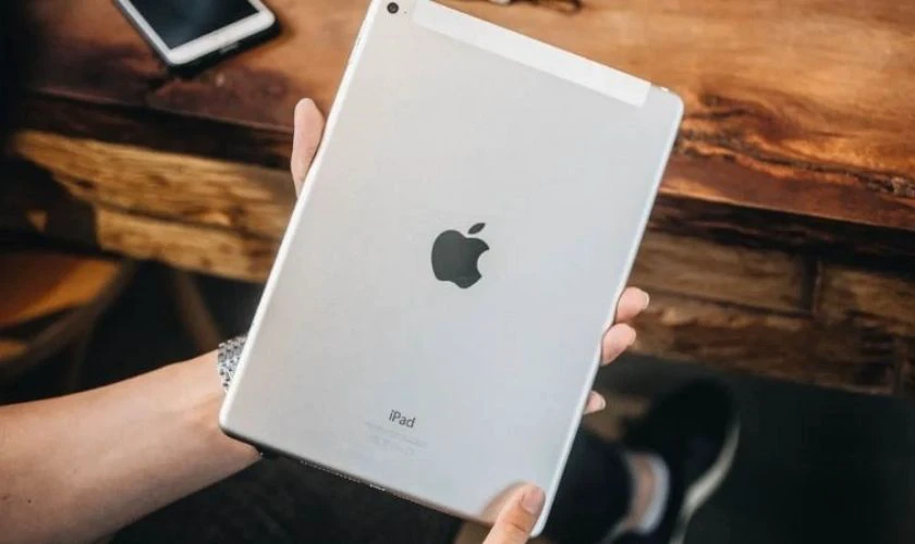 Khắc phục m&agrave;n h&igrave;nh iPad Air 2 bị nh&ograve;e m&agrave;u bằng c&aacute;ch d&ugrave;ng tay vỗ