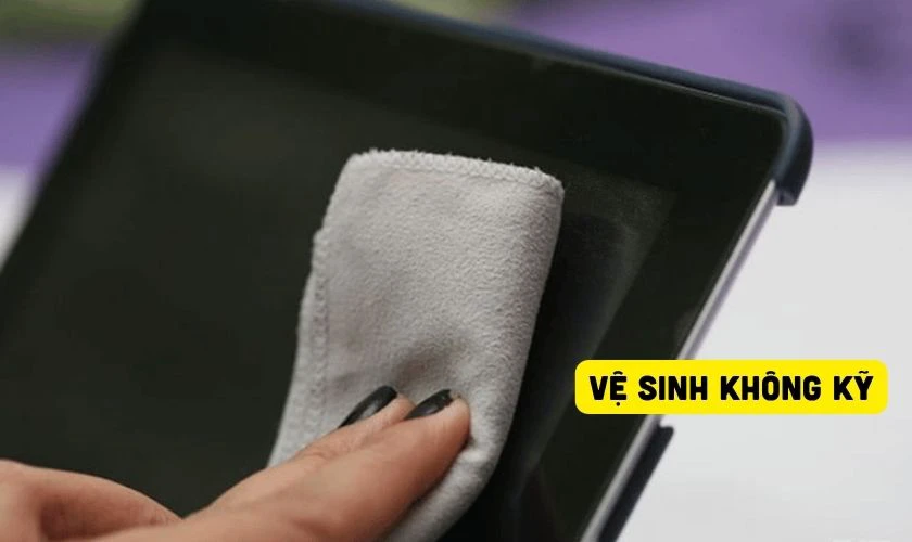 Vệ sinh hoặc dán miếng dán màn hình sai cách
