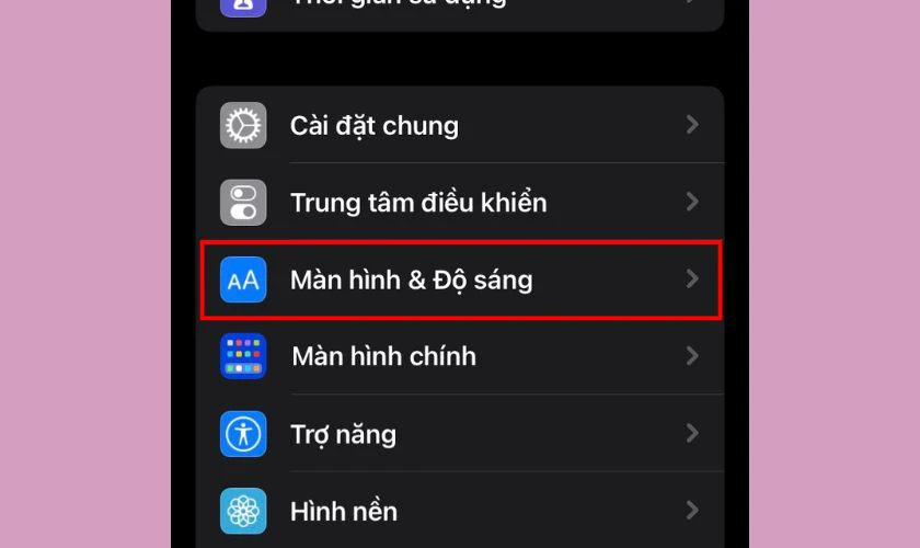 Chọn mục Màn hình & Độ sáng để chuyển giao diện