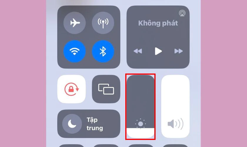 Mở Trung tâm điều khiển và chạm giữ thanh độ sáng màn hình