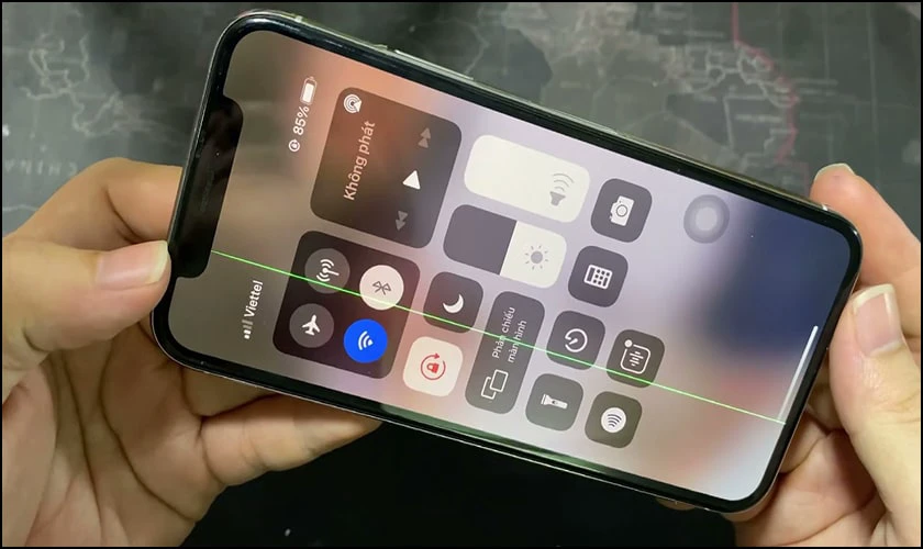 Lý do màn hình iPhone bị vệt xanh lá cây