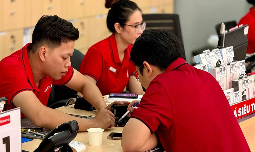 Đưa điện thoại đến cơ sở sửa chữa uy tín
