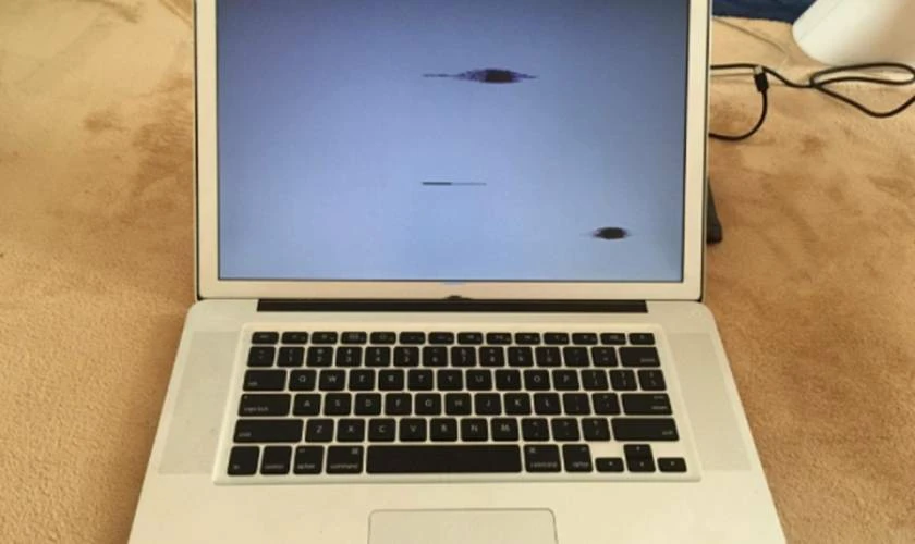 Dấu hiệu nhận biết màn hình laptop bị chấm, đốm đen nhỏ