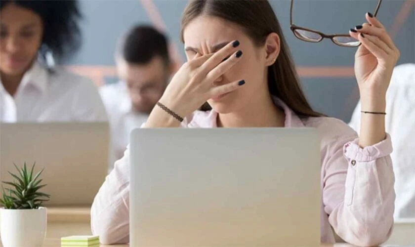 Nhìn màn hình tối lâu ngày có thể gây hại cho mắt của bạn