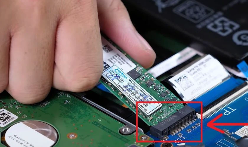 Laptop bị lỗi phần cứng dẫn đến màn hình bị tối mờ