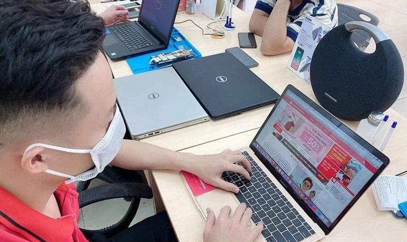 Thay thế màn hình laptop bị tối mờ ở đâu chính hãng, uy tín tại TPHCM và HN?