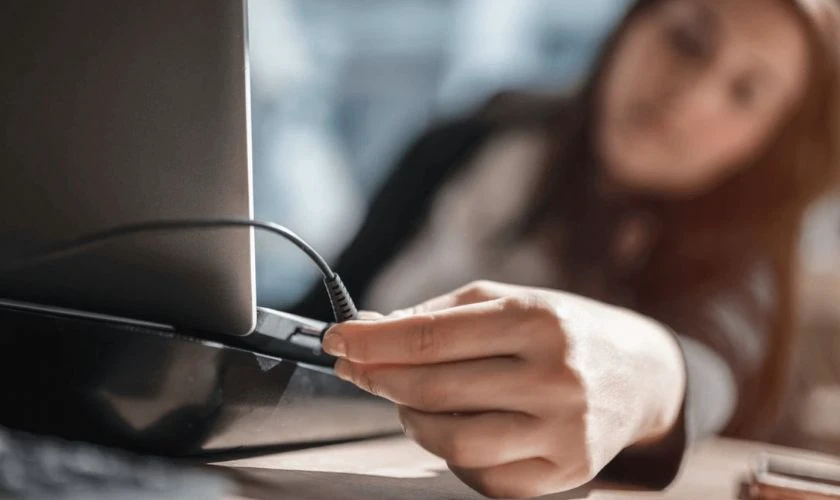 Kiểm tra nguồn điện và cáp màn hình