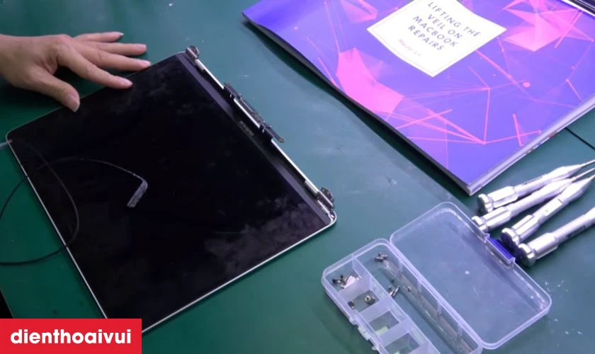 Quy tr&igrave;nh thay m&agrave;n h&igrave;nh Macbook Air 2015 13 inch A1466 tại Điện Thoại Vui