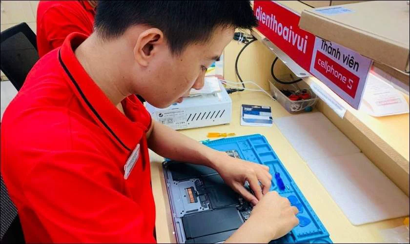 Địa chỉ sửa m&agrave;n h&igrave;nh Macbook bị &aacute;m hồng