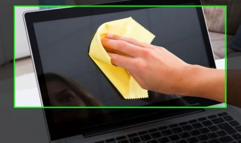 Vệ sinh m&agrave;n h&igrave;nh Macbook để loại bỏ m&agrave;u hoặc bụi bẩn g&acirc;y mất tầm nh&igrave;n