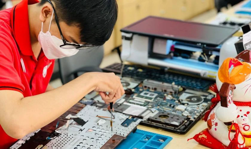 Mang máy kiểm tra tại trung tâm sửa chữa laptop