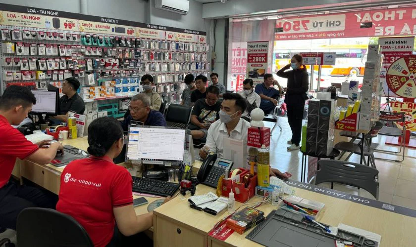 Thay màn hình Macbook bị nhiễu giá tốt tại Điện Thoại Vui