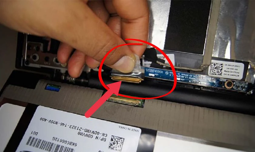 Lỏng dây cáp màn hình Macbook gây nhiễu
