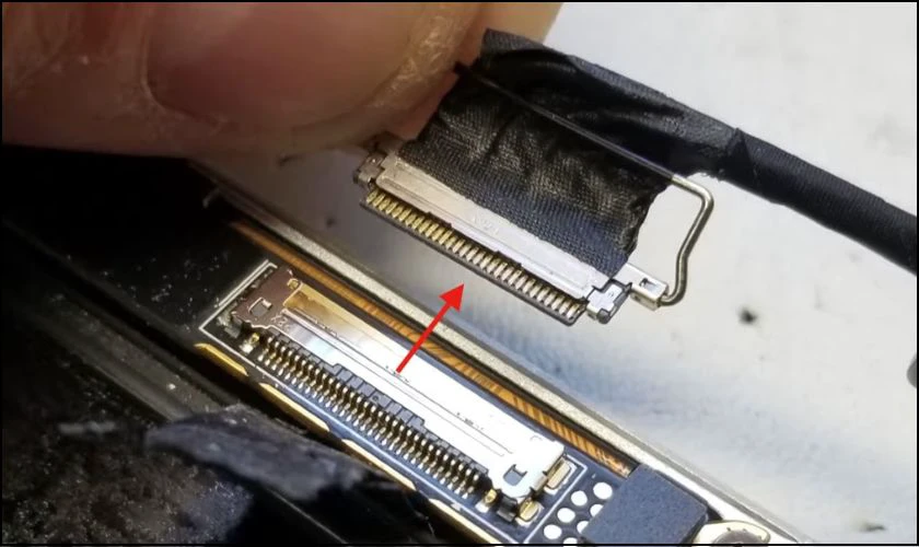 Dây cáp giữa Mainboard và màn hình bị lỏng