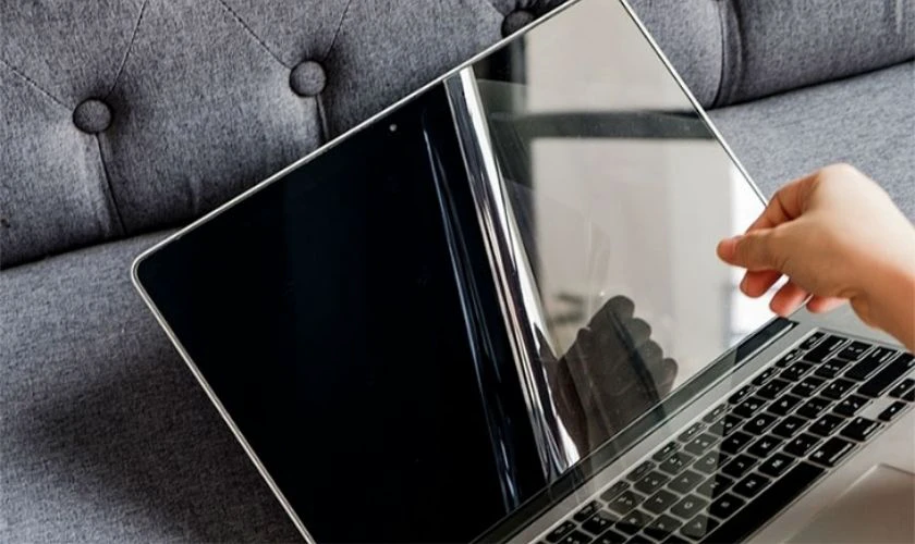 Sử dụng tấm d&aacute;n m&agrave;n h&igrave;nh