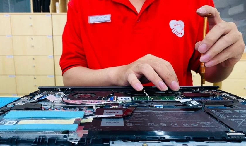 Thay m&agrave;n h&igrave;nh laptop
