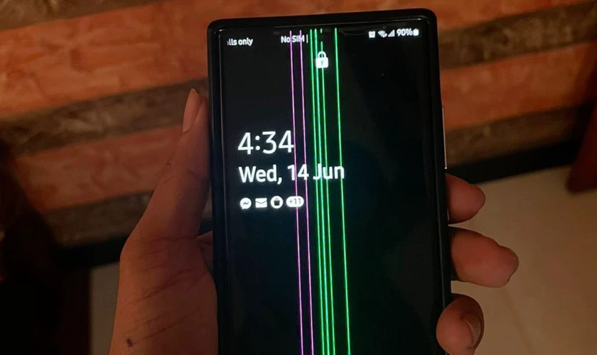Dấu hiệu m&agrave;n h&igrave;nh Samsung Note 20 Ultra bị sọc xanh