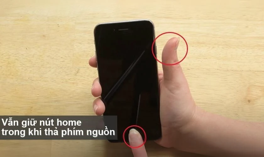 Rồi thả n&uacute;t Nguồn, đồng thời vẫn giữ n&uacute;t Home để đưa iPhone về chế độ DFU