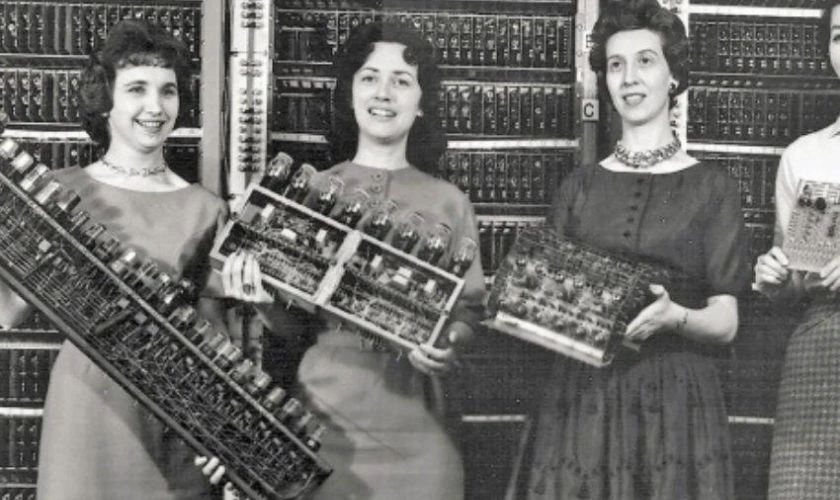 ENIAC c&oacute; thiết kế th&ocirc; sơ nhưng vẫn đảm bảo c&aacute;c th&agrave;nh phần cơ bản của m&aacute;y t&iacute;nh