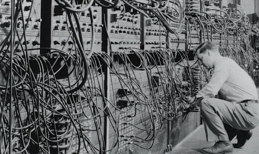 Nguy&ecirc;n l&yacute; hoạt động của ENIAC dựa tr&ecirc;n cơ chế b&aacute;nh xe số