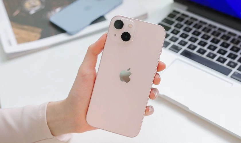 Người mệnh Thổ mua iPhone 13 m&agrave;u hồng được kh&ocirc;ng