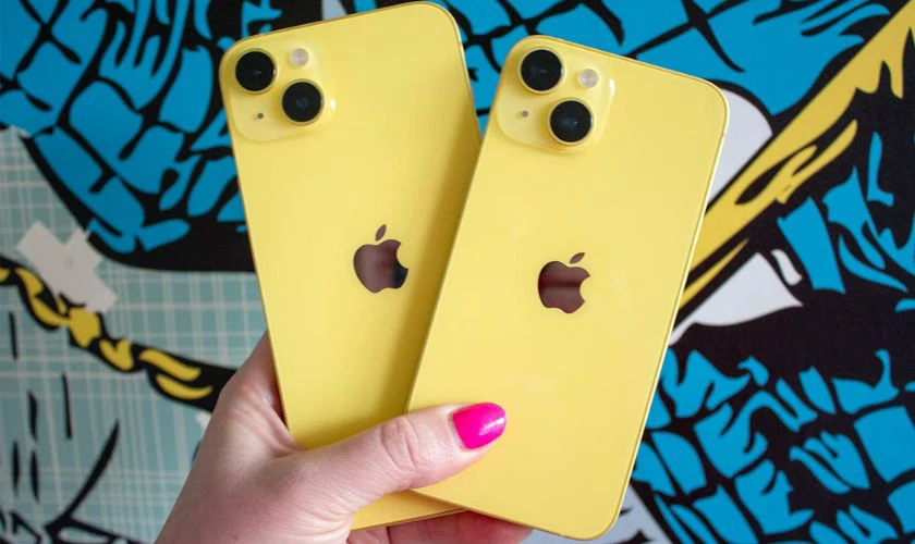 Chiếc iPhone 14 m&agrave;u v&agrave;ng sở hữu thiết kế nhỏ gọn