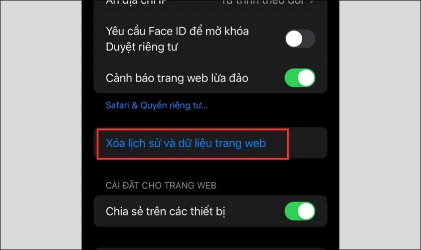 Tiếp theo, bạn bấm v&agrave;o X&oacute;a lịch sử v&agrave; dữ liệu trang web để xo&aacute; bộ nhớ đệm của ứng dụng
