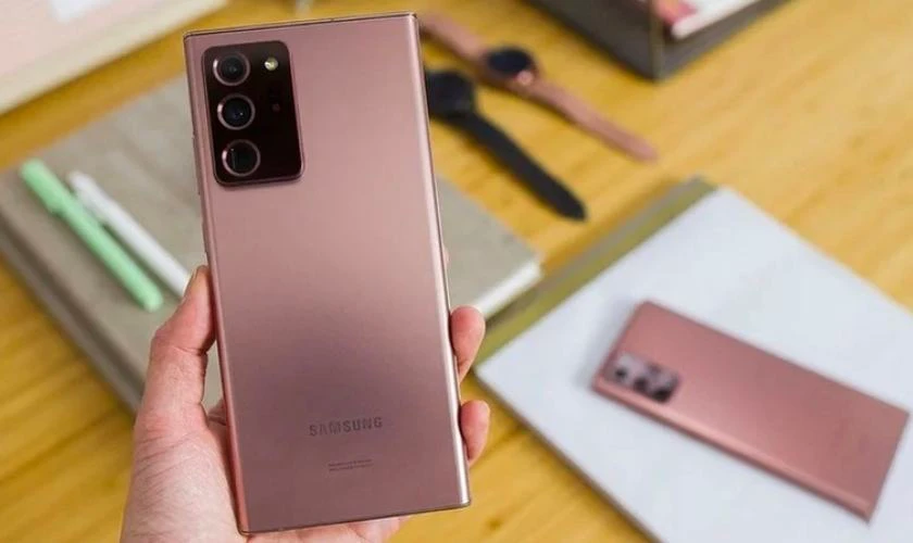 Kiểm tra ngoại hình thiết bị điện thoại Samsung cũ