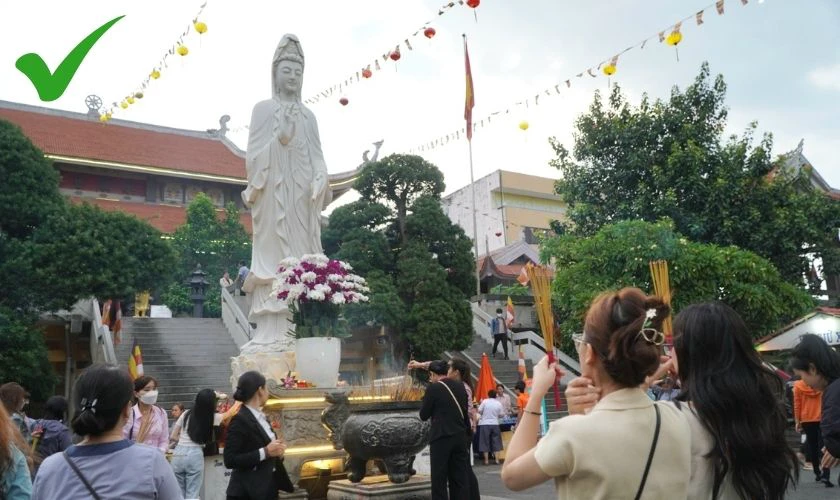 Một hoạt động không nên bỏ lỡ vào mùng 4 Tết là đi lễ chùa cầu bình an