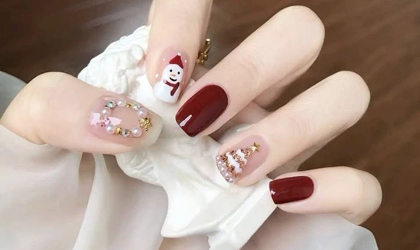 Mẫu nail Gi&aacute;ng sinh với họa tiết &ocirc;ng gi&agrave; noel ấn tượng