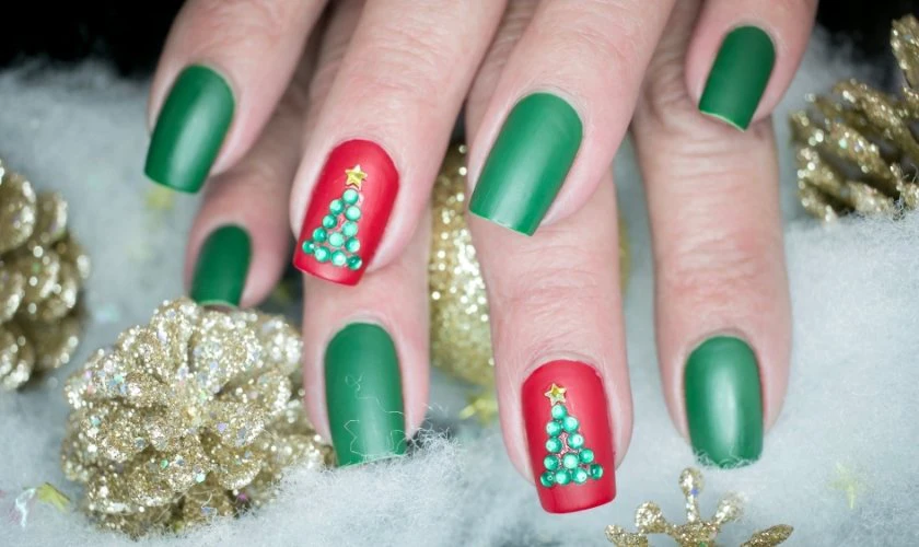 Mẫu nail Gi&aacute;ng sinh với c&acirc;y th&ocirc;ng v&agrave; ng&ocirc;i sao