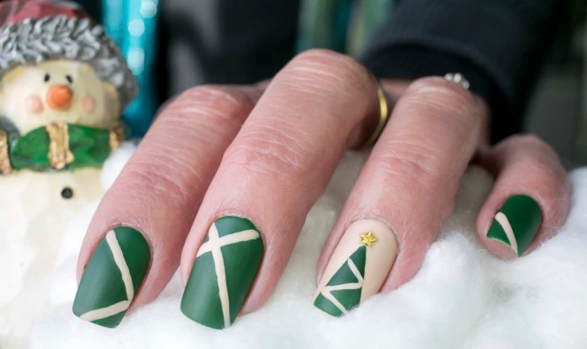 Mẫu nail Gi&aacute;ng sinh với c&acirc;y th&ocirc;ng v&agrave; ng&ocirc;i sao ấn tượng