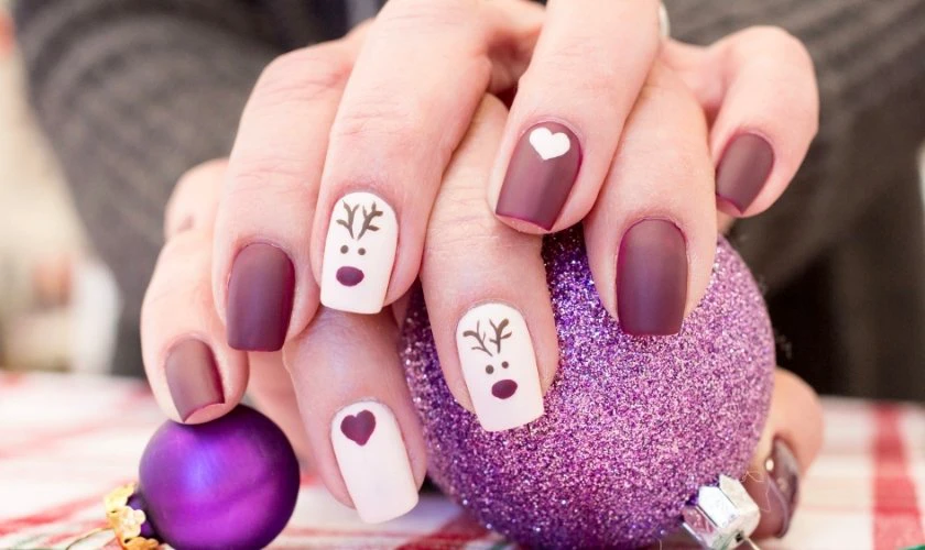 Nail Gi&aacute;ng sinh trang tr&iacute; b&ocirc;ng tuyết v&agrave; tuần lộc đẹp