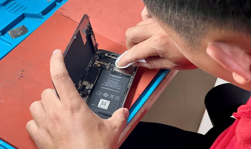Điện Thoại Vui l&agrave; địa chỉ thay pin iPhone uy t&iacute;n, gi&aacute; tốt