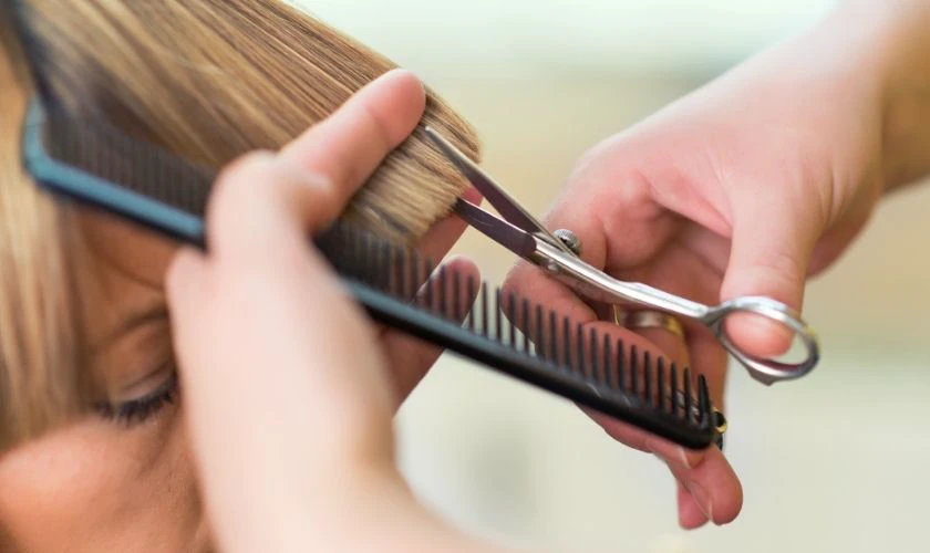 Lỡ cắt tóc vào ngày xấu trong tháng 1 2026 phải làm sao?