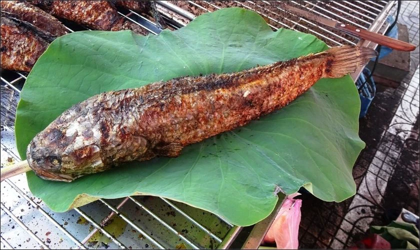 Mua cá lóc nướng cúng Thần Tài