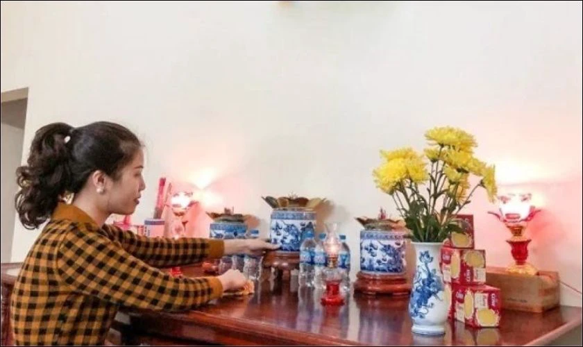 Lau dọn bàn thờ Thần Tài sạch sẽ