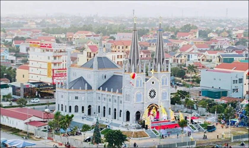Nhà Thờ Giáo Xứ Tam Tòa - Nhà thờ trang trí Giáng Sinh bắt mắt nên đến